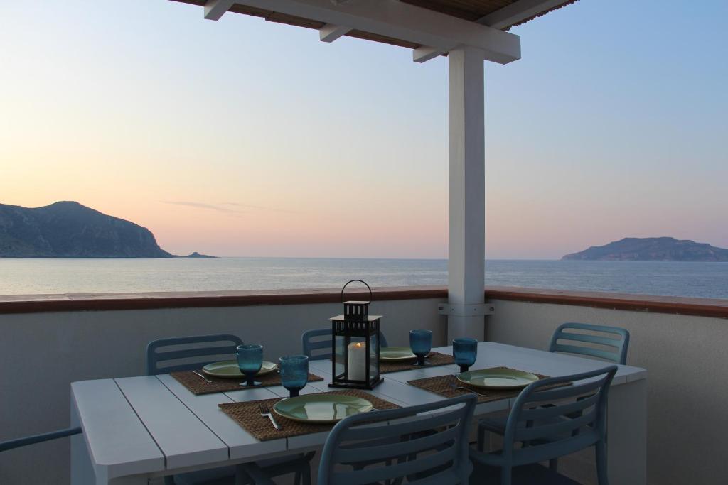 un tavolo su un balcone con vista sull'oceano di Lanterna sul mare a Favignana