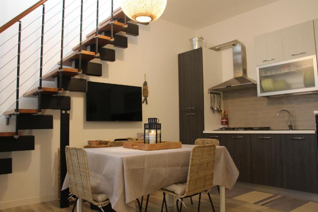 A kitchen or kitchenette at Lanterna sul mare