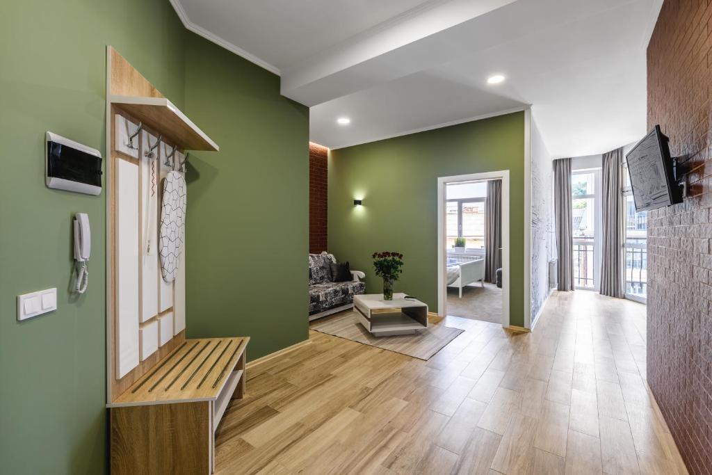 利維夫的住宿－CITY Aparts Forum，客厅拥有绿色的墙壁和木地板。