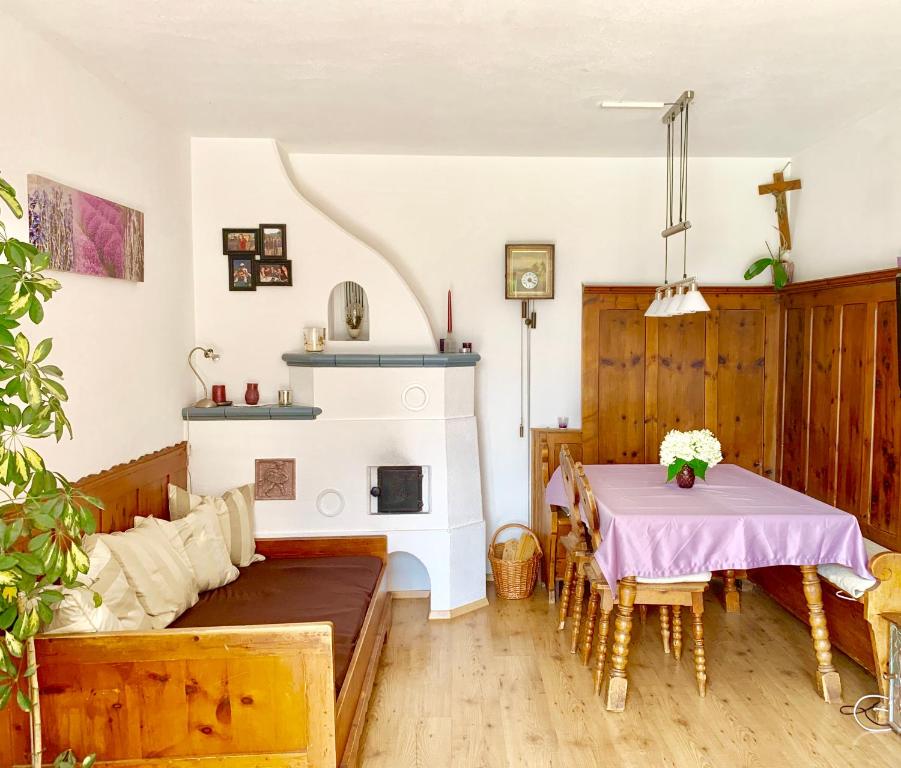 een woonkamer met een tafel en een open haard bij The Mountain View Innsbruck in Innsbruck