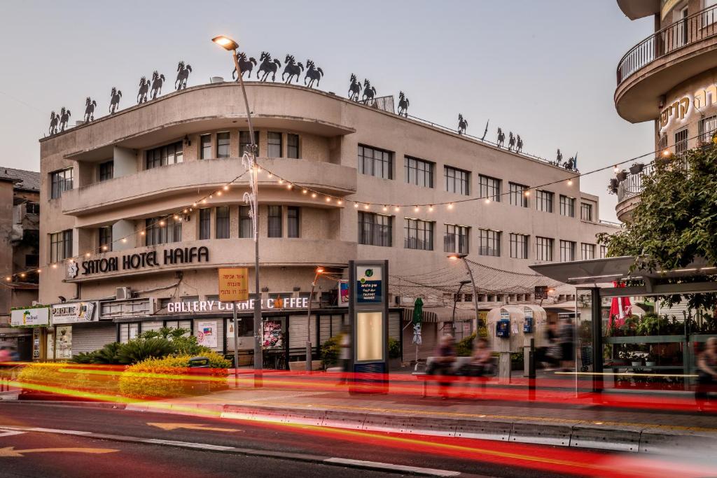 un edificio con mucha gente encima en Satori Hotel, en Haifa