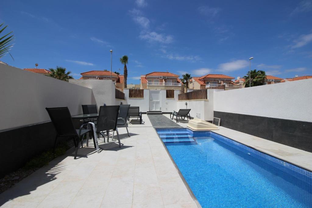 Πισίνα στο ή κοντά στο Villa La Zenia Boulevard 36