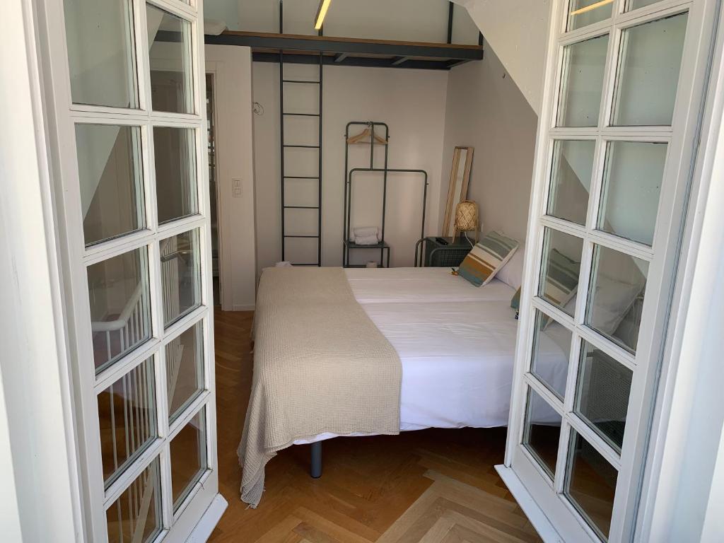 A bed or beds in a room at Oktheway Coruña Historic Center