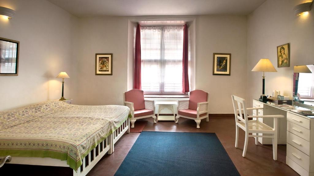 Postel nebo postele na pokoji v ubytování Neemrana's- Tower House
