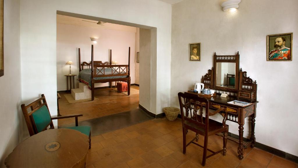 Postel nebo postele na pokoji v ubytování Neemrana's- Tower House