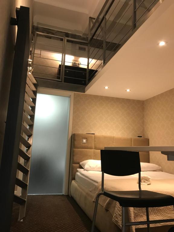 Postel nebo postele na pokoji v ubytování Apart Lofts Car Factory by WarsawResidence Group