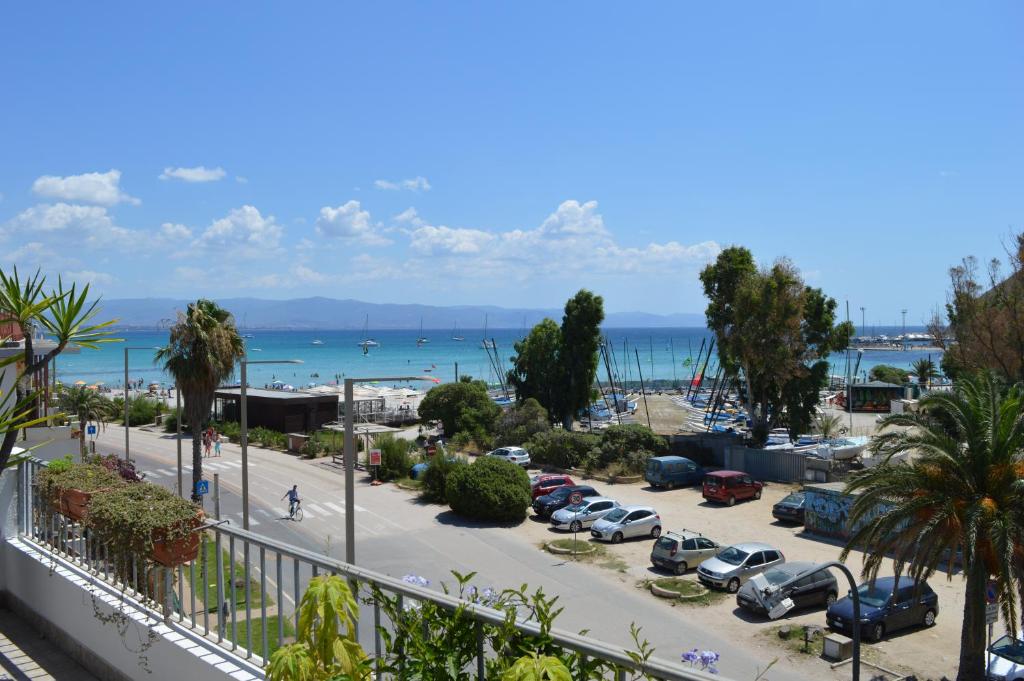 uma vista a partir de uma varanda de um parque de estacionamento em Hotel Chentu Lunas em Cagliari