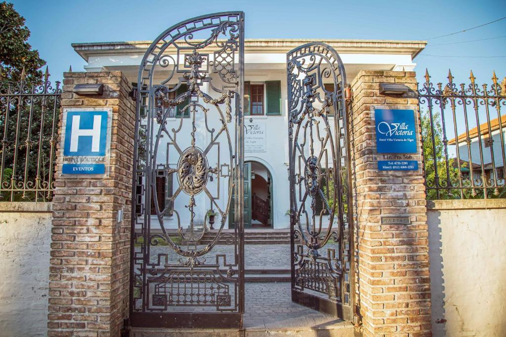 un cancello di fronte a una casa di Hotel Villa Victoria de Tigre a Tigre