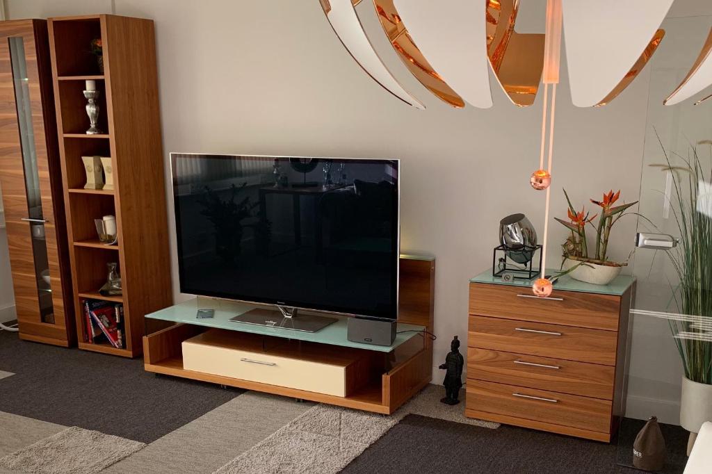 TV a/nebo společenská místnost v ubytování BESOTEL Erkrath- schicke FeWo oder Apartments zentral nähe Bahnhof und Autobahn im Neandertal mit Glasfaser WLAN und freies Parken