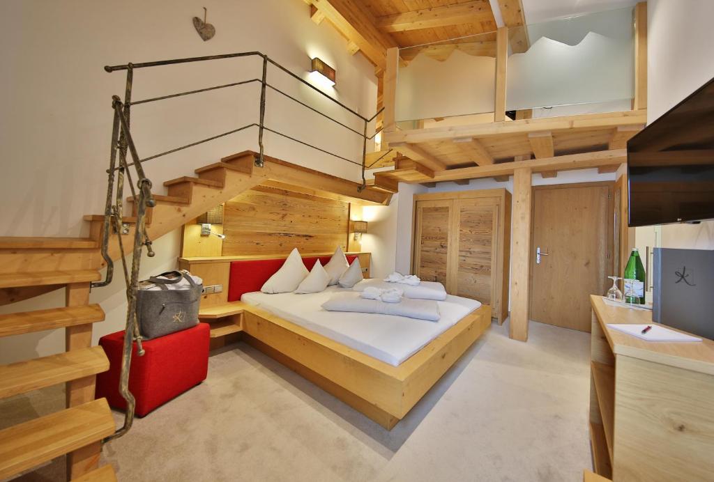 Postel nebo postele na pokoji v ubytování Hotel & Garni Das Köhle INKLUSIVE SUPER SOMMER CARD 2025