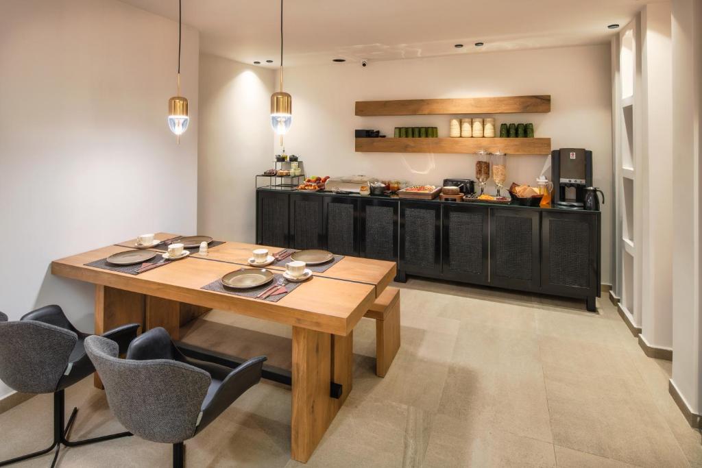 Kuchyň nebo kuchyňský kout v ubytování Uma Ray Suites
