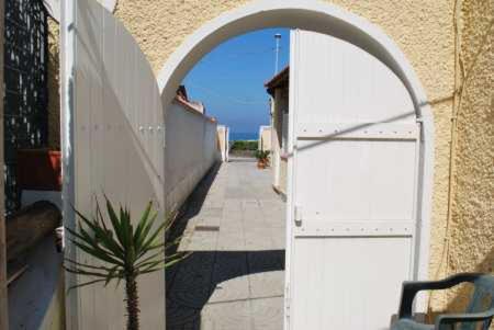 un arco con una puerta y una planta en ella en Fantasy House Ischia, en Isquia