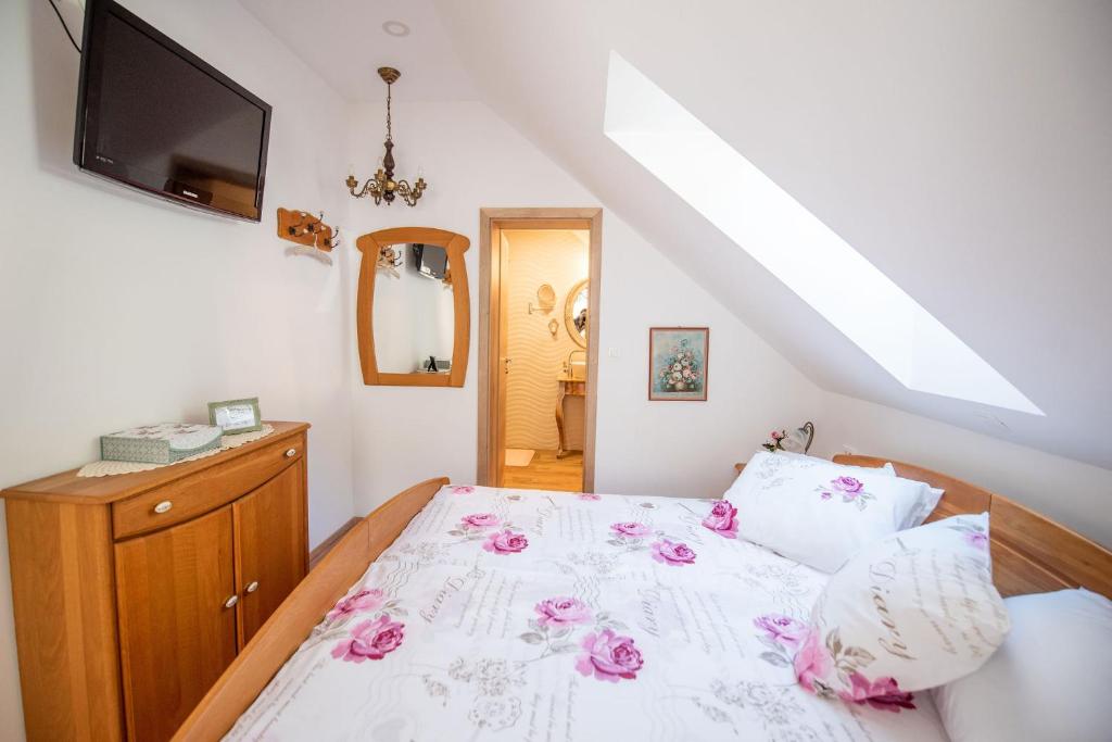 Postel nebo postele na pokoji v ubytování Apartmaji Urška