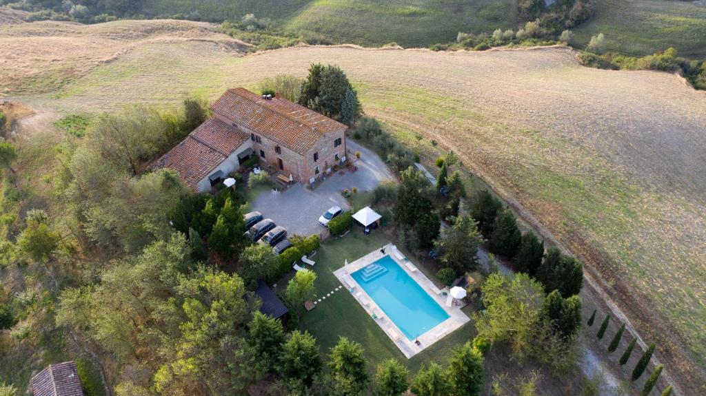 an aerial view of a house with a swimming pool at Certine Agriturismo in Asciano