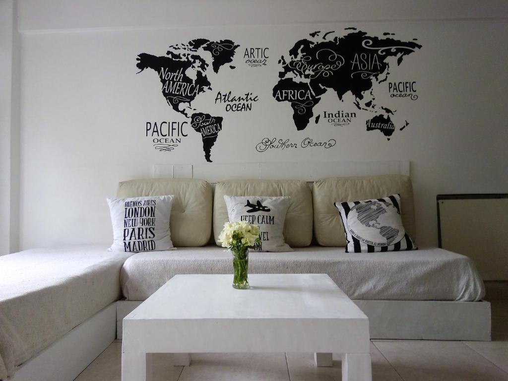 una sala de estar con sofá y un mapa mundial en la pared en Palermo Soho en Buenos Aires
