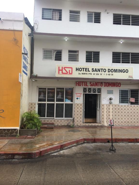 Hotel Santo Domingo في توكستلا غوتيريز: مبنى في فندق santilli santilli doming مع صالة عينات الفندق