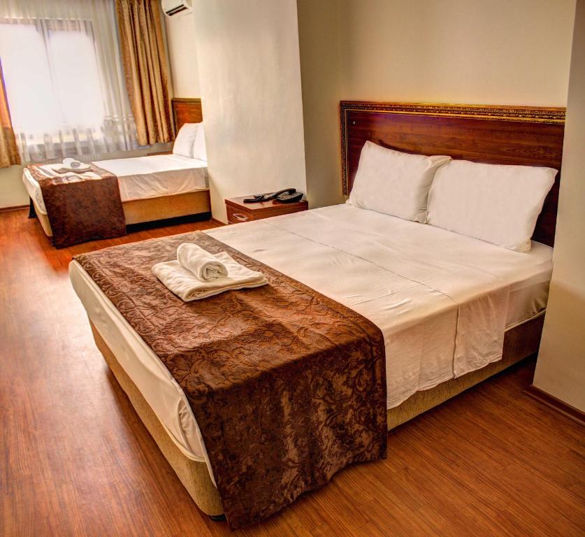 En eller flere senge i et værelse på Hotel Real Life