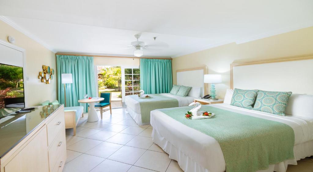 Bay Gardens Beach Resort & Spa客房内的一张或多张床位