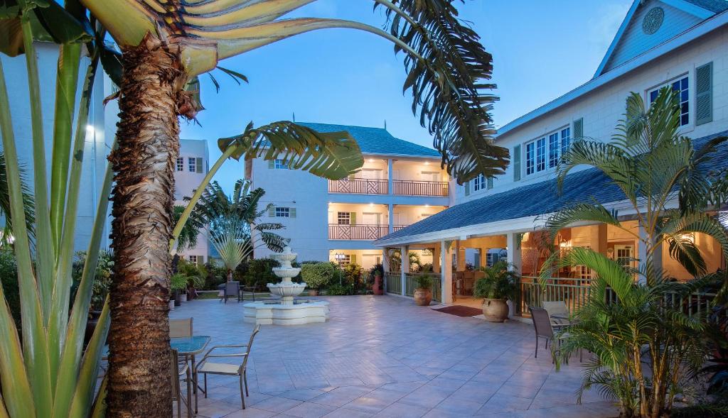 格罗斯岛Bay Gardens Beach Resort & Spa的一座拥有喷泉和棕榈树的酒店庭院