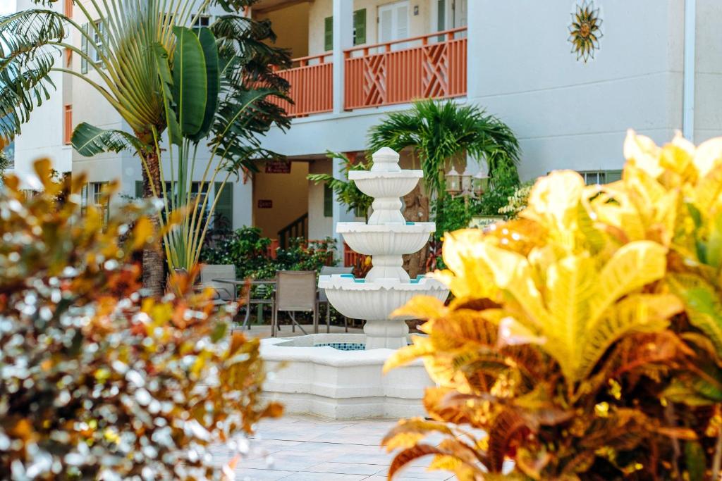 Bay Gardens Beach Resort & Spa外面的花园