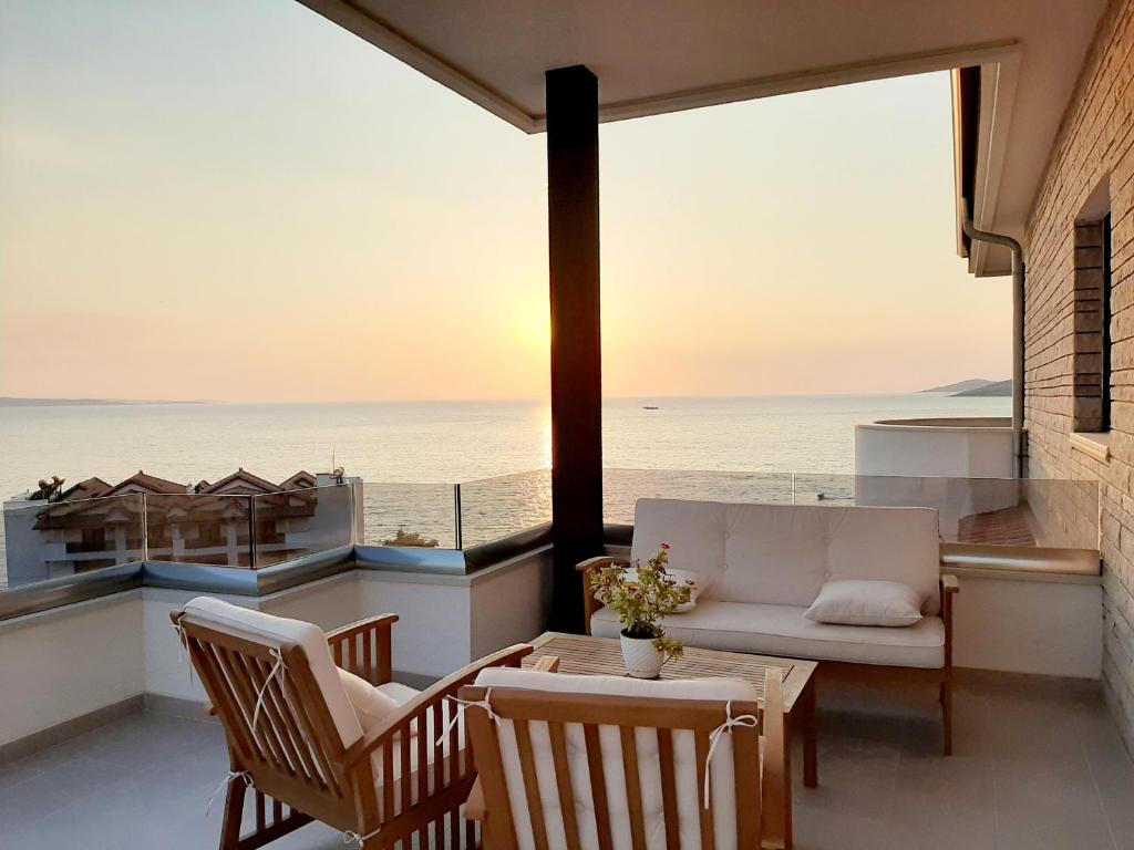 balcón con vistas al océano en Hotel Sole, en Sarandë