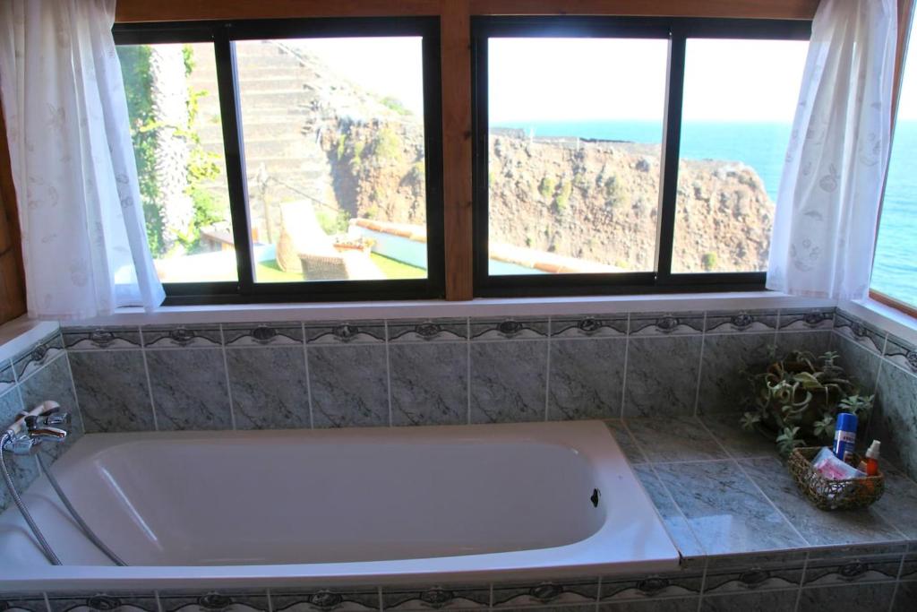 Koupelna v ubytování Villa with Ocean View