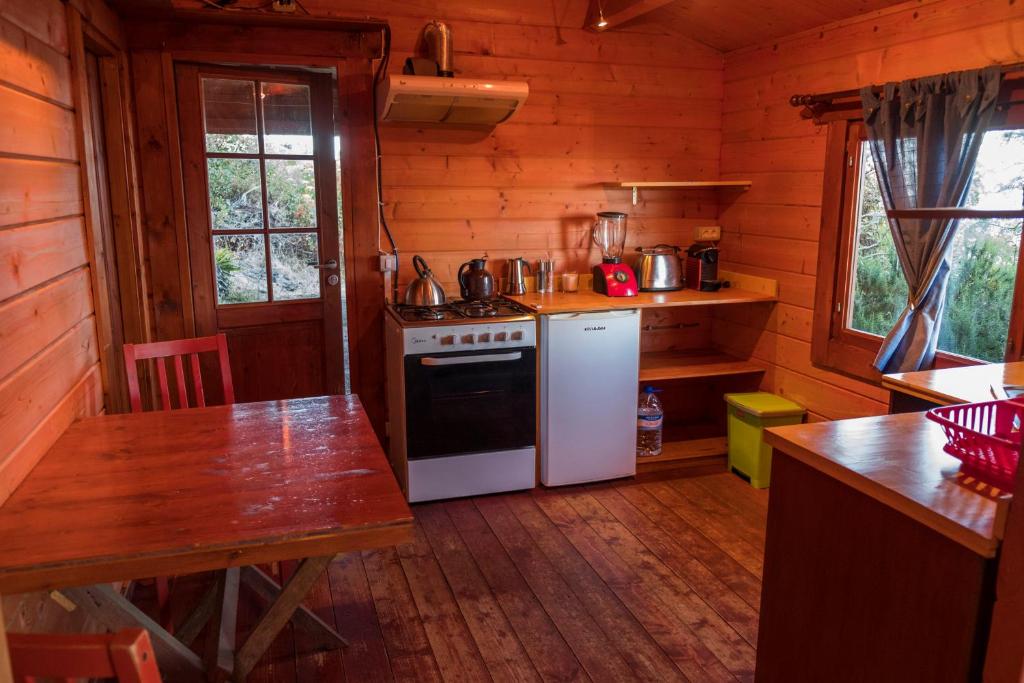 Kuchyň nebo kuchyňský kout v ubytování Finca Pura Vida Blockhaus