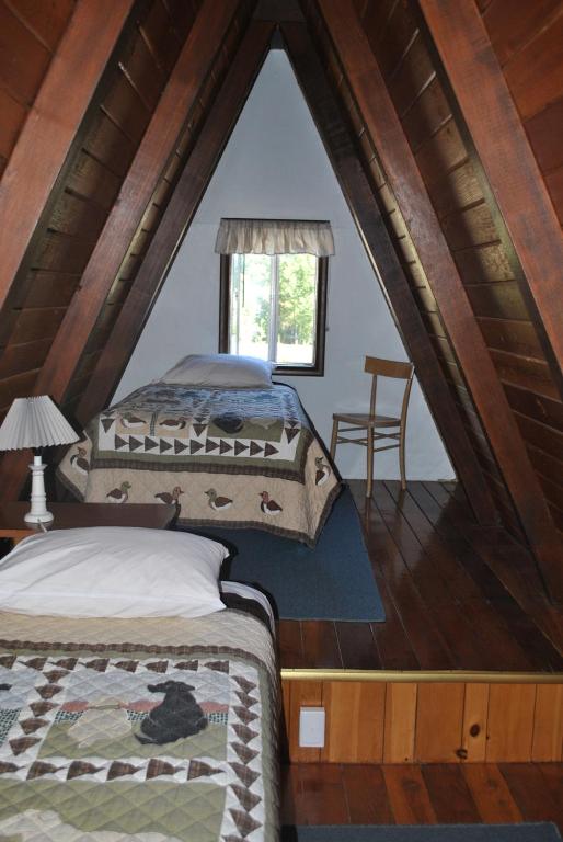 Postel nebo postele na pokoji v ubytování Aspen Inn