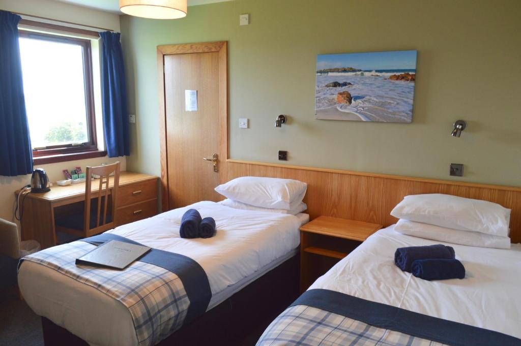 Postel nebo postele na pokoji v ubytování St Columba Hotel