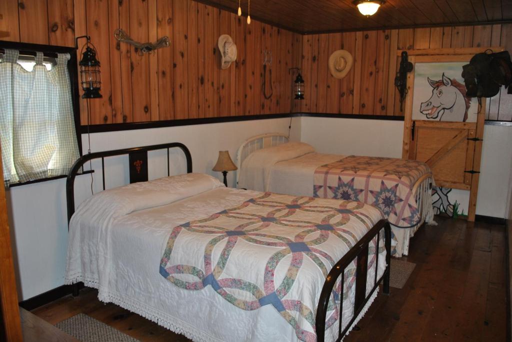 Postel nebo postele na pokoji v ubytování Aspen Inn
