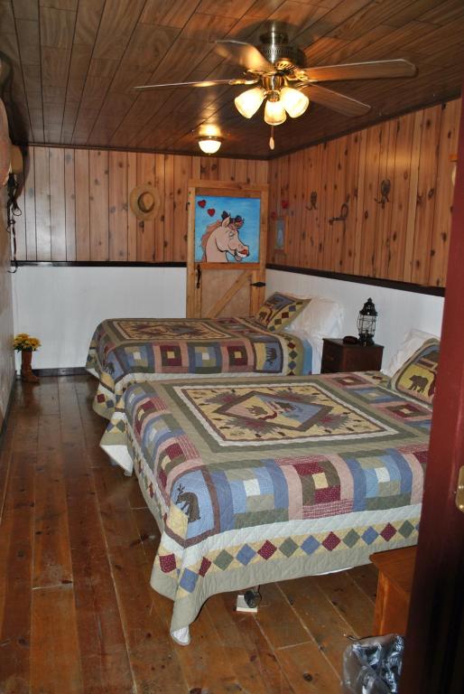 Postel nebo postele na pokoji v ubytování Aspen Inn