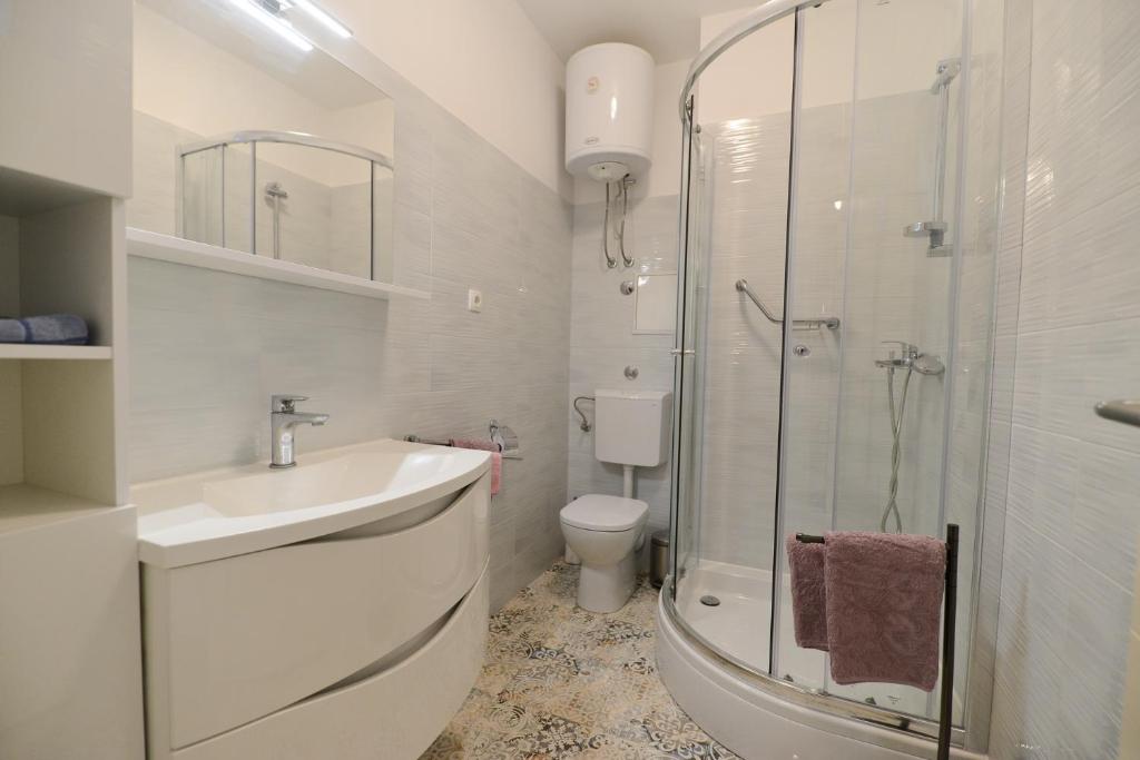 W łazience znajduje się prysznic, umywalka i toaleta. w obiekcie Apartment Rocky I w mieście Zadar