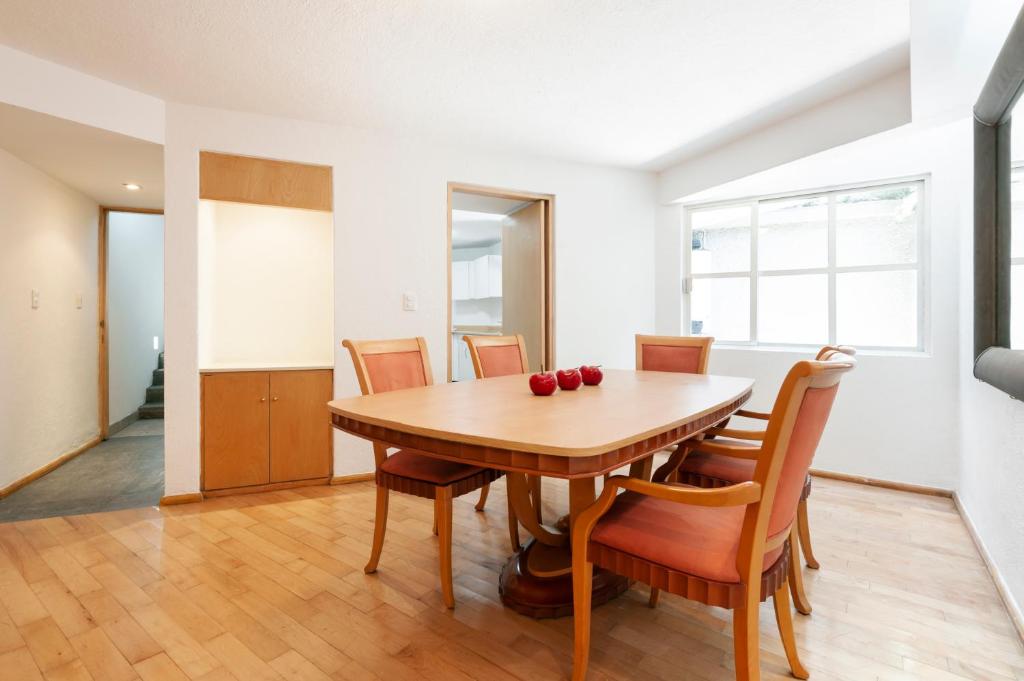 comedor con mesa de madera y sillas en Beautiful apartment Ahuehuetes, en Ciudad de México