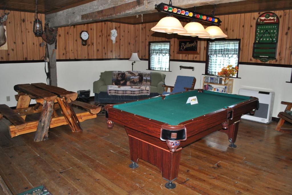 Biliár nebo kulečník v ubytování Aspen Inn