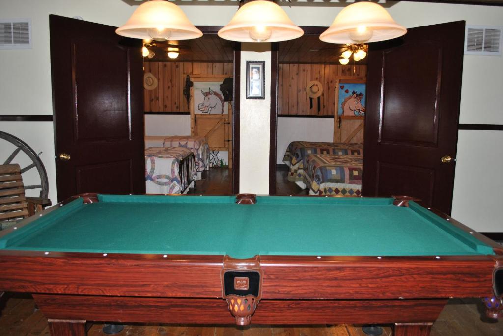 Biliár nebo kulečník v ubytování Aspen Inn