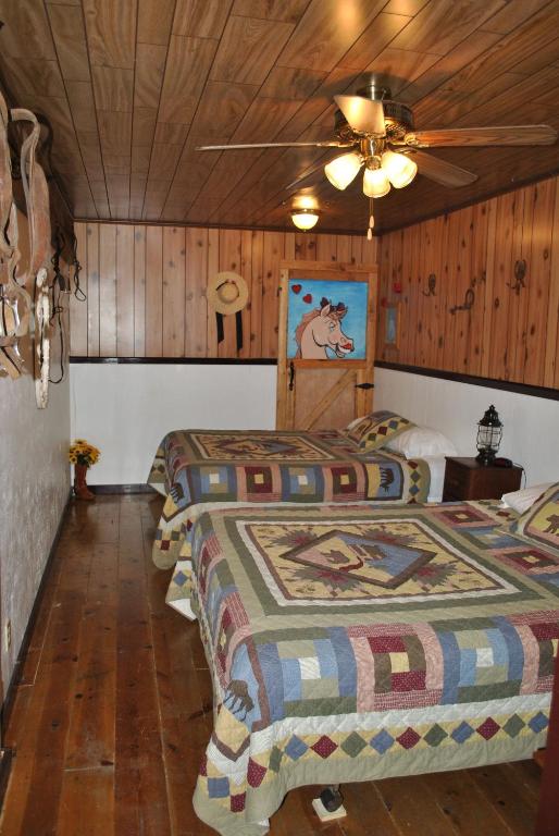 Postel nebo postele na pokoji v ubytování Aspen Inn