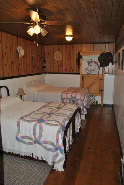 Postel nebo postele na pokoji v ubytování Aspen Inn