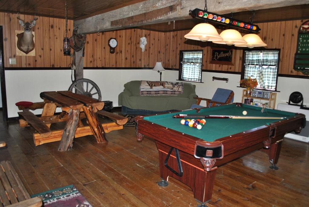 Biliár nebo kulečník v ubytování Aspen Inn