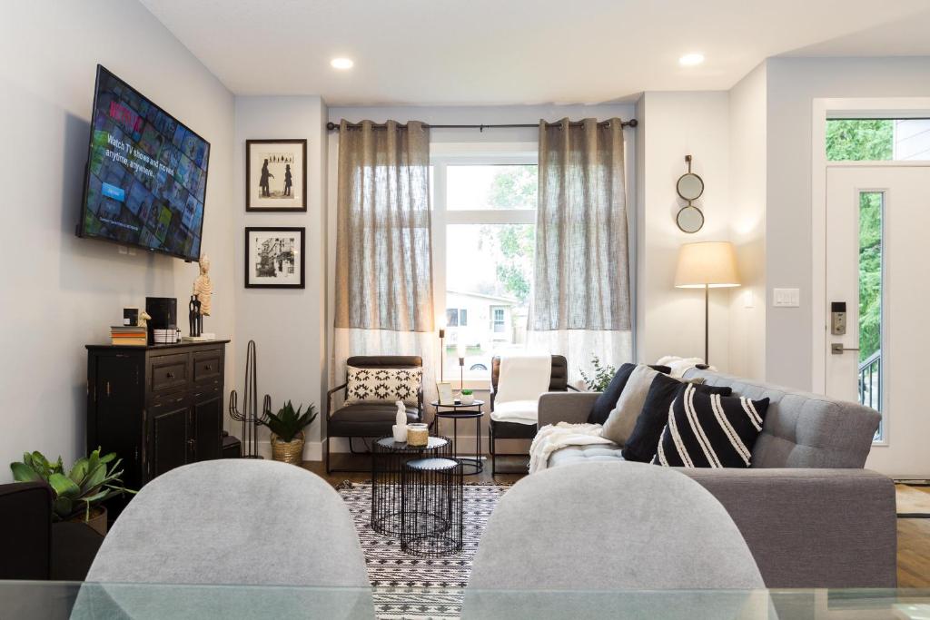 Contemporary Farmhouse Home - King Bed - Double Garage Parking - Free WiFi & Netflix - Long Stays Welcome - Maison De Quatre Chambres