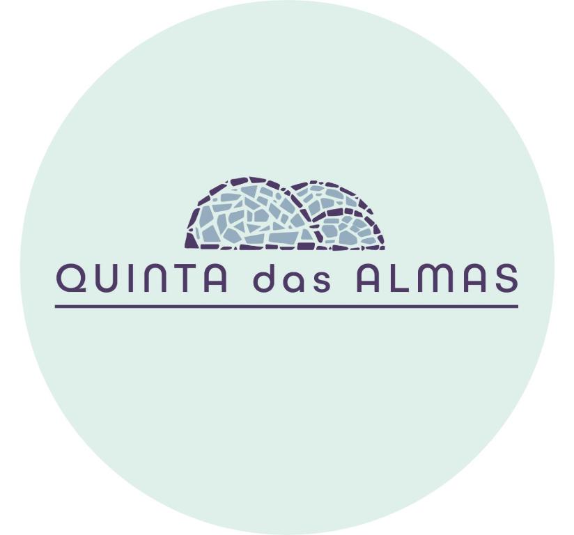 een logo voor quinilla dos almas bij Quinta das Almas in São Roque do Pico