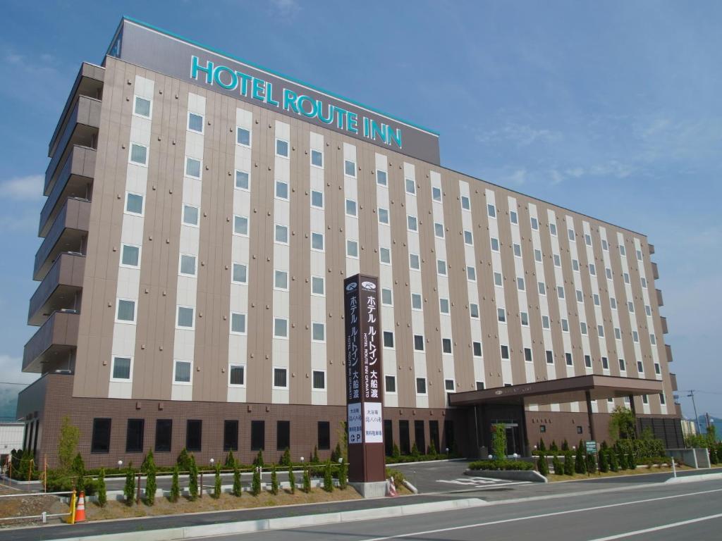 een groot hotelgebouw met een bord erop bij Hotel Route Inn Ofunato in Ōfunato