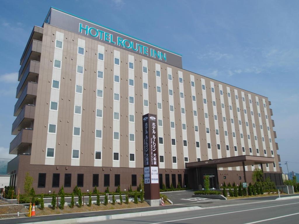 um grande edifício de hotel com uma placa em Hotel Route Inn Ofunato em Ōfunato
