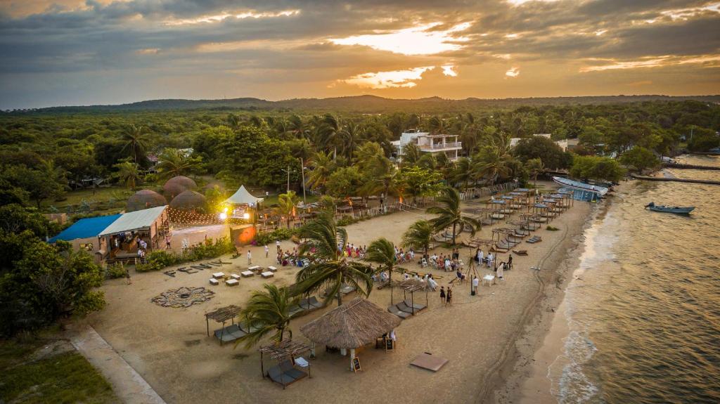 uma vista aérea de um resort na praia em Hotel Fenix Beach Cartagena em Tierra Bomba