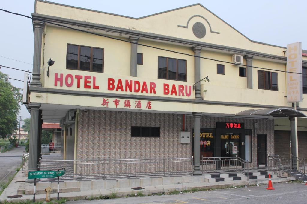 a hotel bandar barra on the corner of a street at Hotel Bandar Baru Menglembu in Ipoh