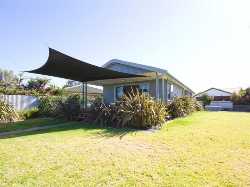 Port WillungaDo Drop Inn - Port Willunga - C21 SouthCoast Holidays的院子里有黑色大屋顶的房子