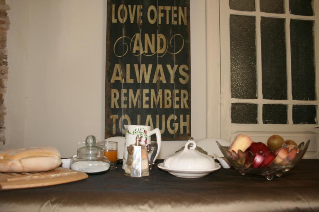 una encimera de cocina con una mesa con comida. en Fita Hotel Rural, en Sequeros