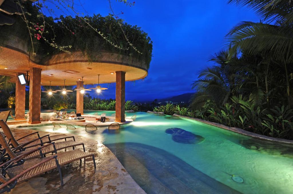Bazén v ubytování The Springs Resort & Spa at Arenal nebo v jeho okolí