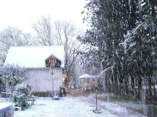 ein Haus in einem Hof mit Schnee auf dem Boden in der Unterkunft TENDERETE in Villa General Belgrano