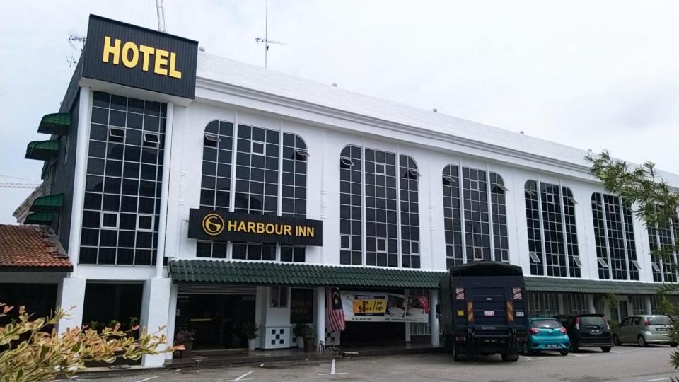 un hotel con un cartel en la parte delantera en Harbour Inn, en Melaka