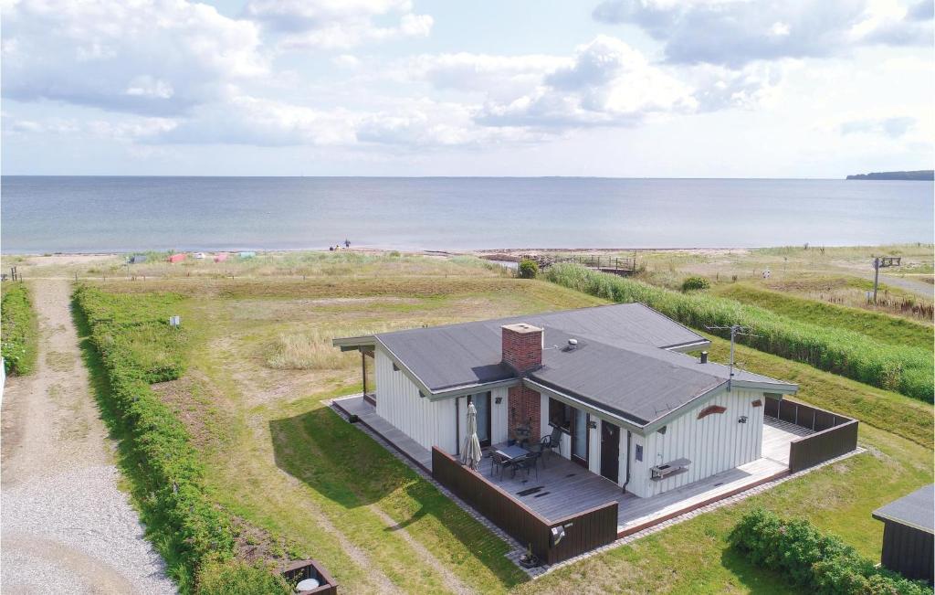SønderbyにあるBeautiful Home In Juelsminde With 3 Bedrooms, Sauna And Wifiの海辺の家屋